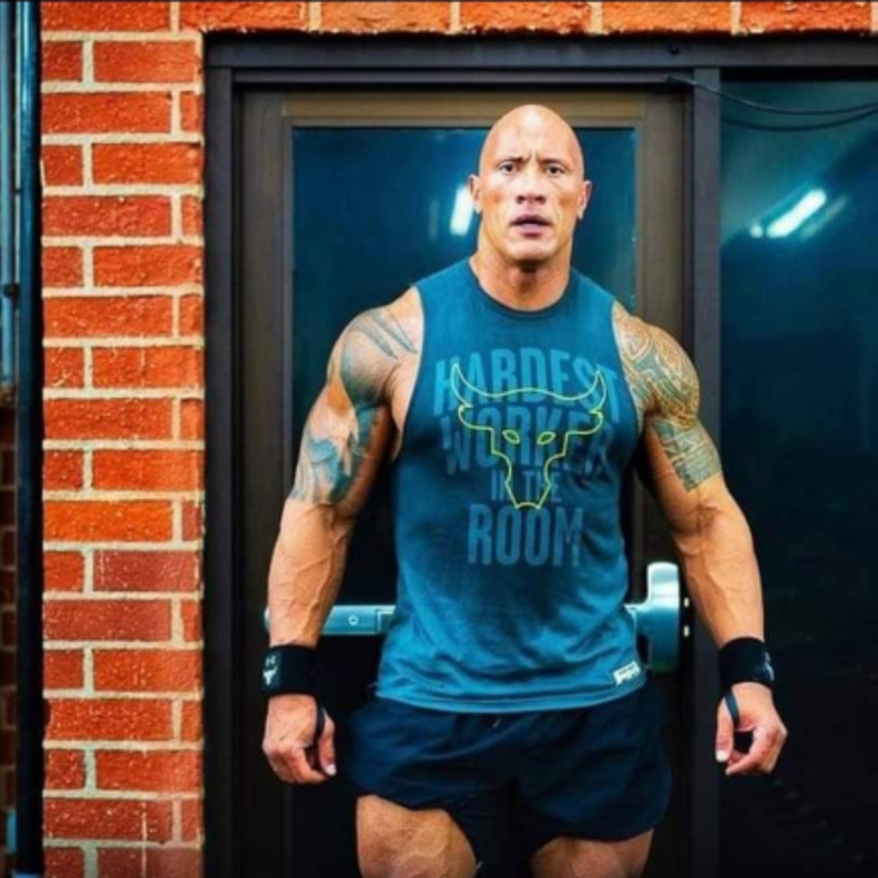 ذا روك يستعرض عضلاته_ الصورة من حسابه على فيس بوك