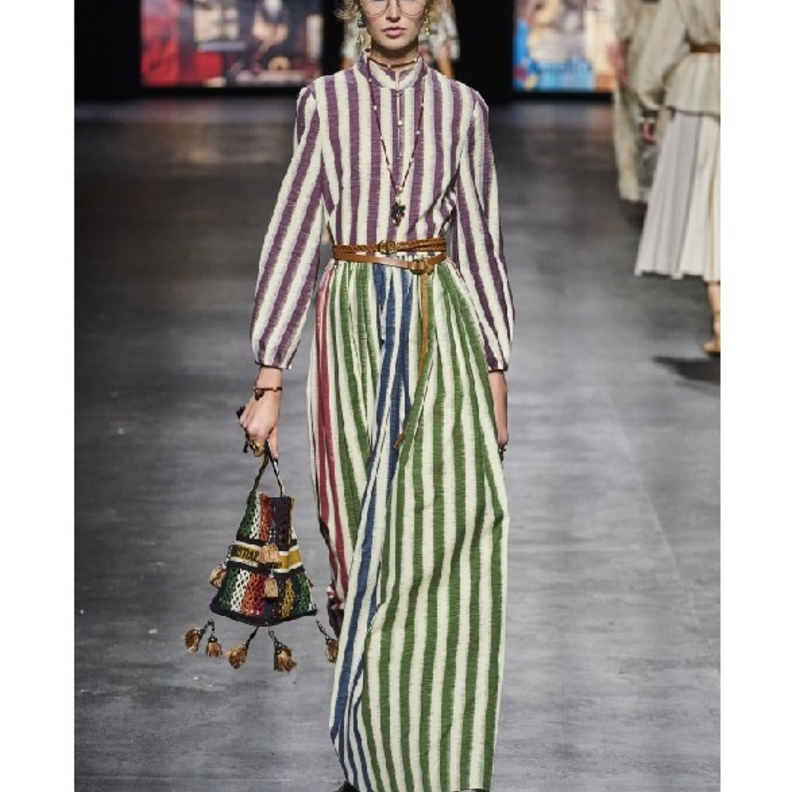 الخطوط بالشكل العامودي تجعل القامة تبدو أطول. اطلالة من Dior