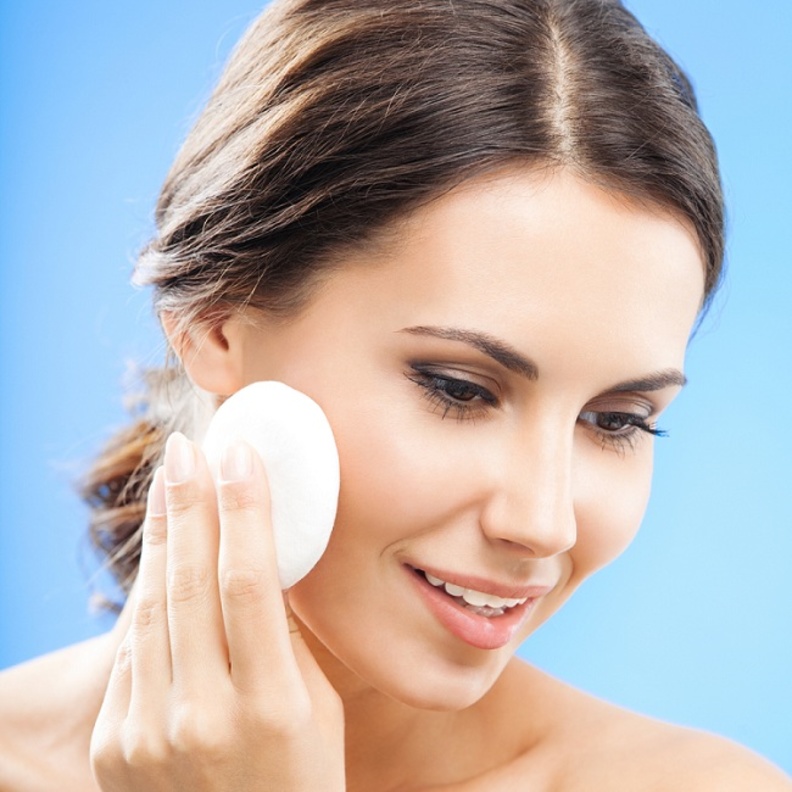 مزيل مكياج طبيعي بماء الورد وزيت الجوجوبا 