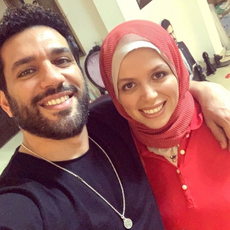 حسن الرداد وشقيقته