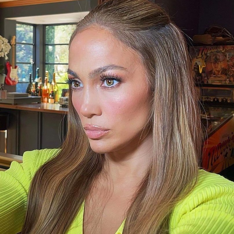 مكياج يناسب ملابس النيون من وحي إطلالات جنيفر لوبيز الأخيرة