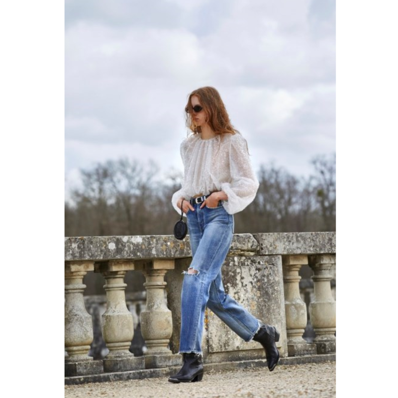 نسّقي البنطلون الدنيم الممزق مع التوب الأبيض الواسعة من وحي إطلالة دار Celine