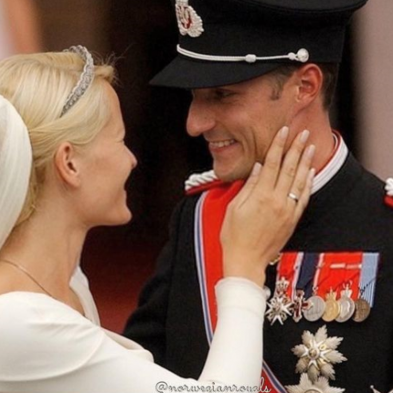 في ذكرى زواجها الـ 20.. لماذا لٌقبت ميت ماريت بـ "ساندريلا" يوم عٌرسها؟