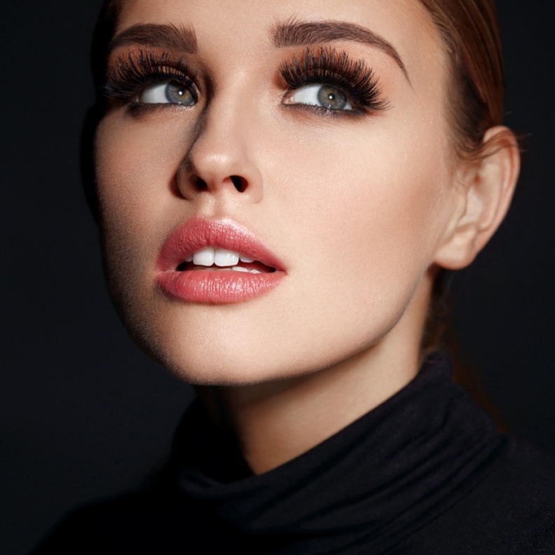  وصفات طبيعية من زيت الخروع لتطويل الرموش