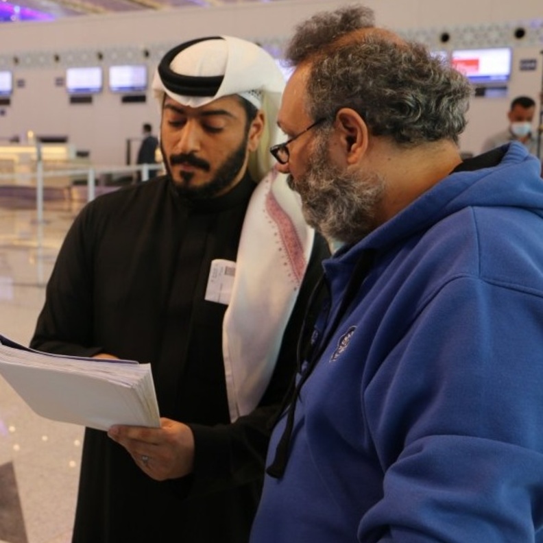 الكشف عن أول صور من كواليس الفيلم السعودي " 90 يوم " للمخرج خالد الحربي 