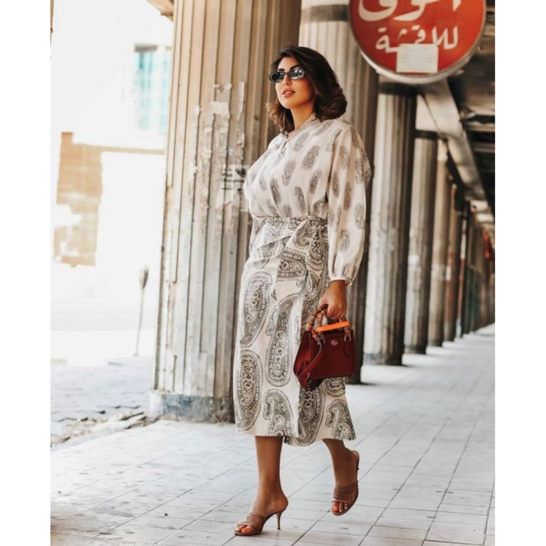 أطلت دانة الطويرش بالتوب الأبيض مع التنورة الـWrap وكلاهما بنقشة الـ paisley الرائجة