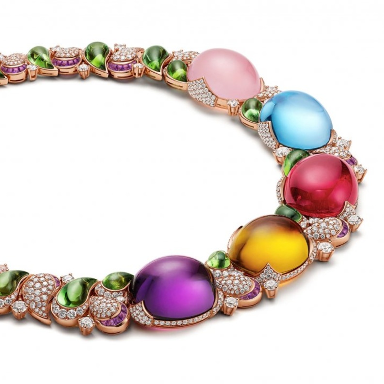 عقد PRODIGIOUS COLOR مرصع بنحو 288.2 قيراط من الأحجار الكريمة بقطع الكابوشون