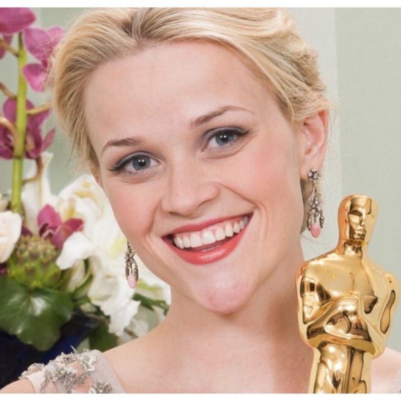 صورة ريز ويذرسبون تمسك بجائزة الأوسكار_ الصورة من حساب أكاديمية التليفزيون