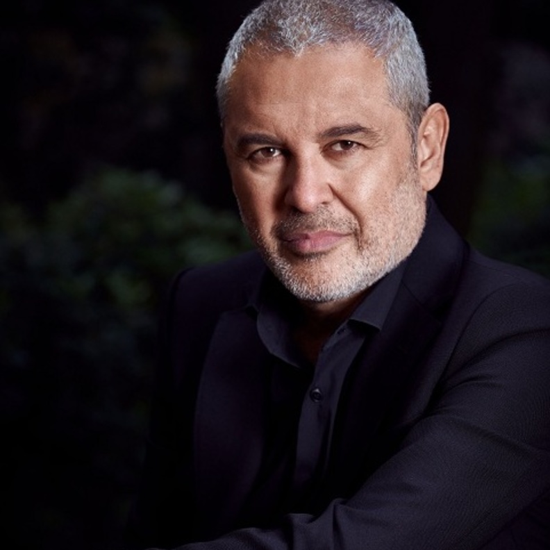 إيلي صعب في مقابلة خاصة مع مجلة هي