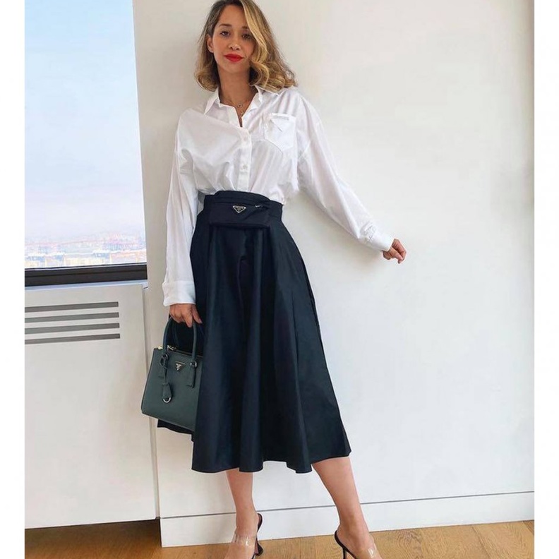 تنسيق القميص الابيض مع التنورة الواسعة من وحي اطلالات لانا الساحلي