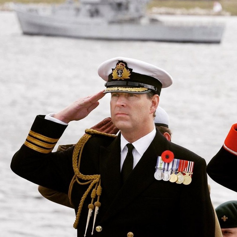 تقارير: ملكة بريطانيا ترغب في احتفاظ ابنها "المدلل" أندرو برتبته العسكرية الشرفية