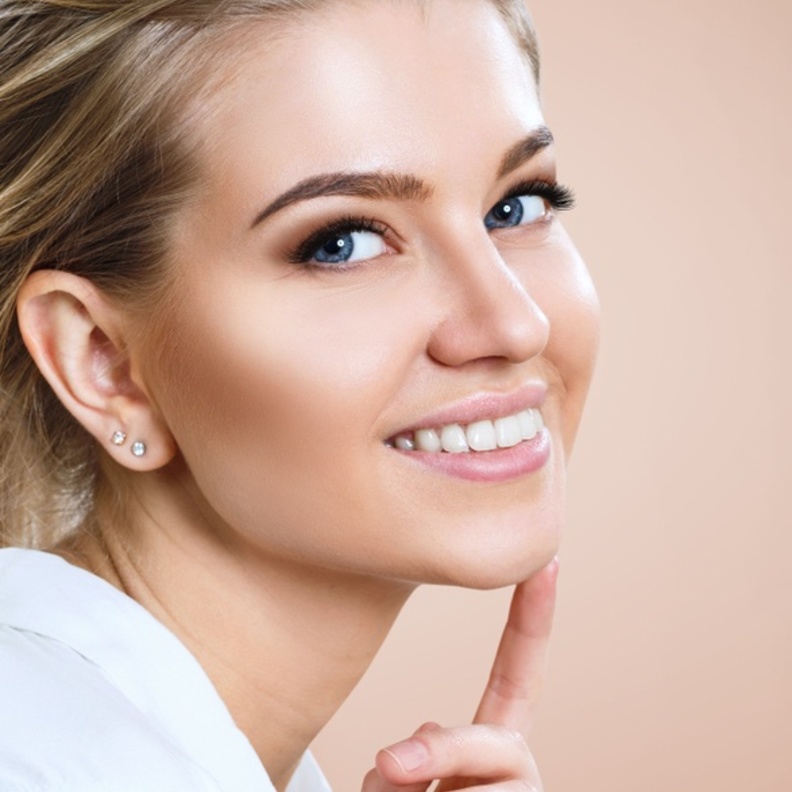 ماسكات من العسل لوجه نضر في يوم المرأة الإماراتية 