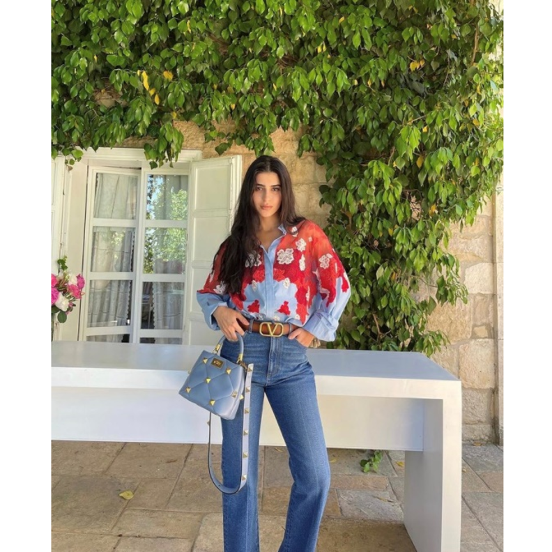 ديما الشيخلي نسقت لوكا عصريّا من توقيع Valentino بصيحة الدنيم مع القميص المعرقة