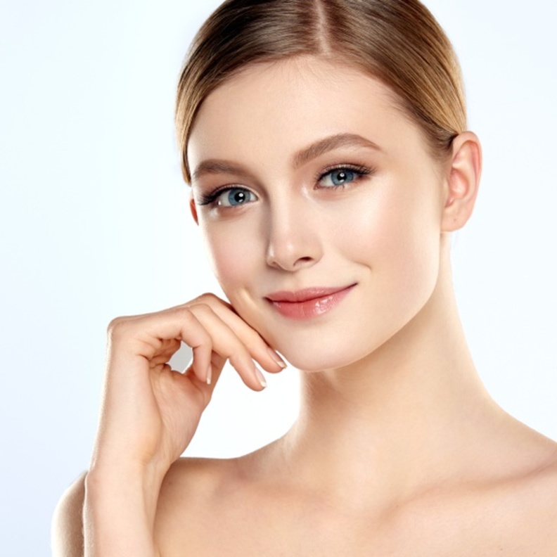 كيفية الحصول على بشرة مشرقة وناعمة في يوم المرأة الإماراتية