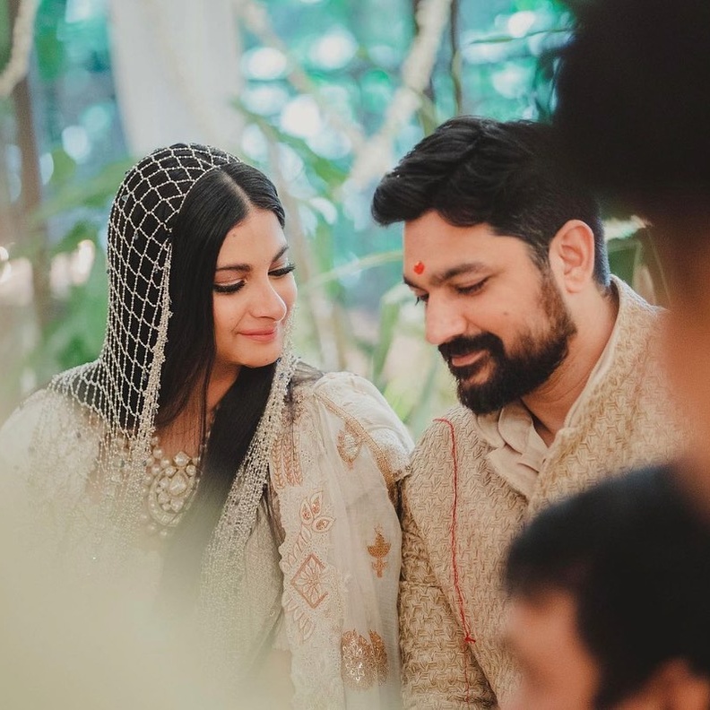 طرحة زفاف مصنوعة من سلاسل من اللؤلؤ 