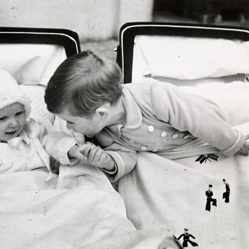 الأمير تشارلز يحكي عن ذكريات طفولته مع الأميرة آن في قصر باكنغهام 