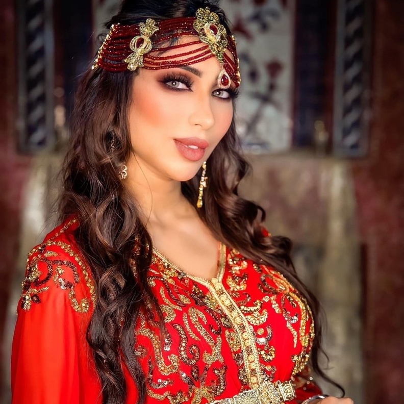  قصات شعر مدرج مع اكسسوارات الشعر من وحي اطلالات دنيا بطمة- الصورة من حسابها على انستغرام