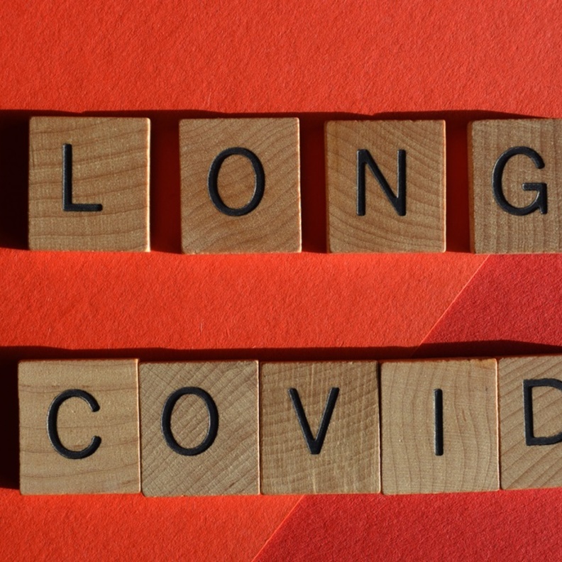 كوفيد طويل الامد هو مرض تستمر اعراضه لمدة لا تقل عن 3 اشهر
