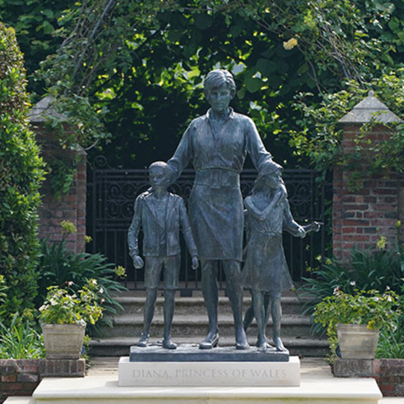فتح باب الزيارة لتمثال الأميرة ديانا في قصر كنسينغتون في ذكرى وفاتها