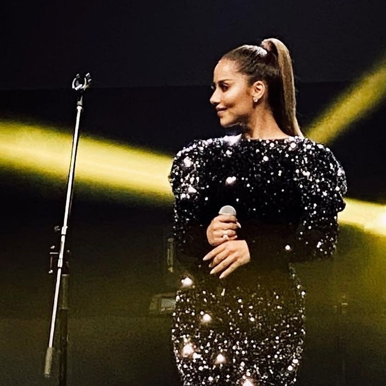 بلقيس تواكب صيحة الجمبسوت باللون الأسود اللامع