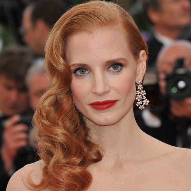 تسريحات شعر ويفي ناعمة للسهرات قبل حلول خريف 2021