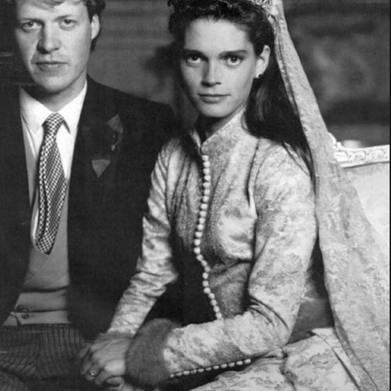  شاهدوا خاتم الخطبة الاستثنائي الذي قدمه تشارلز سبنسر لزوجته الأولى