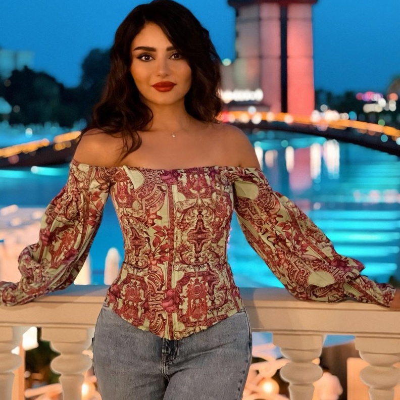 افكار تنسيق ازياء اوف شولدرز على طريقة هيفاء حسوني