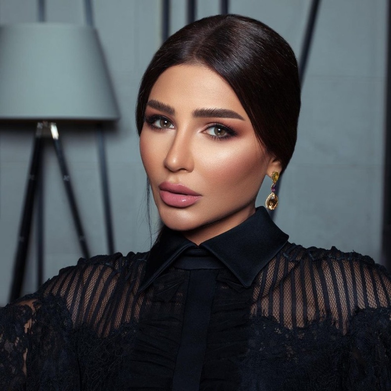 مكياج دخاني سموكي لسهرات نهاية صيف 2021 من وحي مهيرة عبدالعزيز