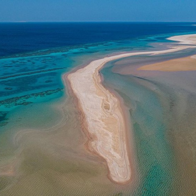 شاطئ قيال بتبوك.. جزر بكر وطبيعة ساحرة تأسر قلوب الزوار- المصدر وكالة الأنباء السعودية