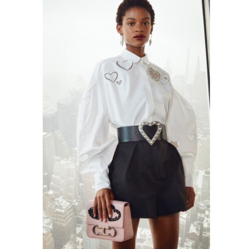 Carolina Herrera نسقت القميص الأبيض الأوفر سايز مع التنورة القصيرة للوك أنثوي مميّز