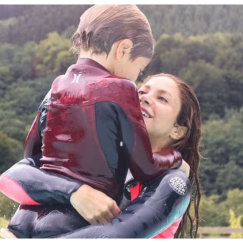 شاكيرا تشارك صورة نادرة لأبنائها ميلان وساشا..لاحظ كيف كبروا