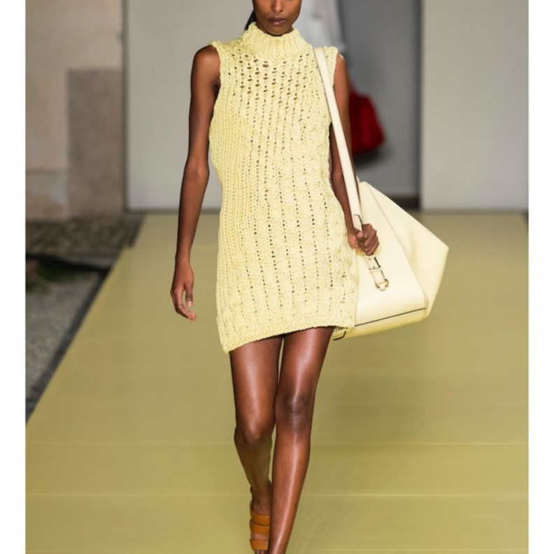 قصّّّة الأميرات بفستان ميدي أنيق وراقي من تصميم Alexander McQueen