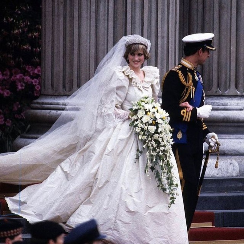 كيف أخفت ديانا بقعة العطر في فستان زفافها