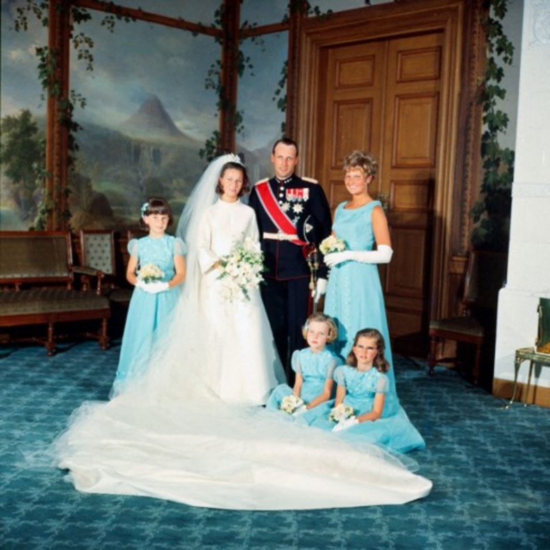 في ذكرى زواج ملك وملكة النرويج الـ 53.. قصة حب دامت 9 سنوات توجت بالزواج الملكي السعيد