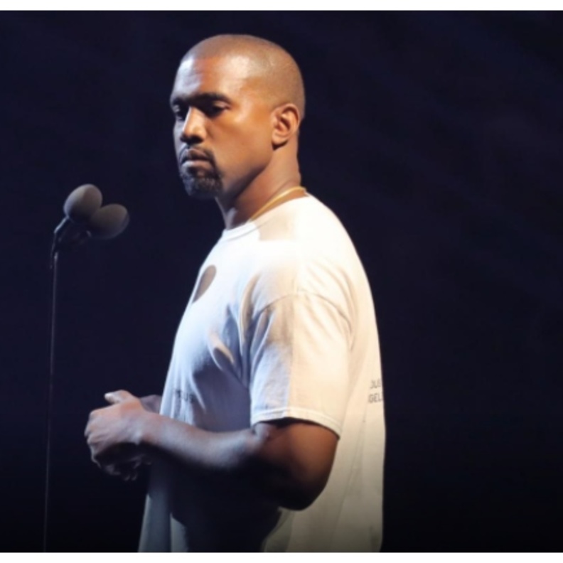 كاني ويست يتهم شركة يونيفرسال بإطلاق ألبوم Donda دون موافقته