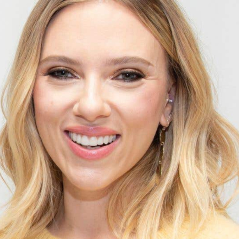 بعد خلافها مع ديزني.. سكارليت جوهانسون في فيلم جديد مع كريس إيفانز لحساب شركة أبل