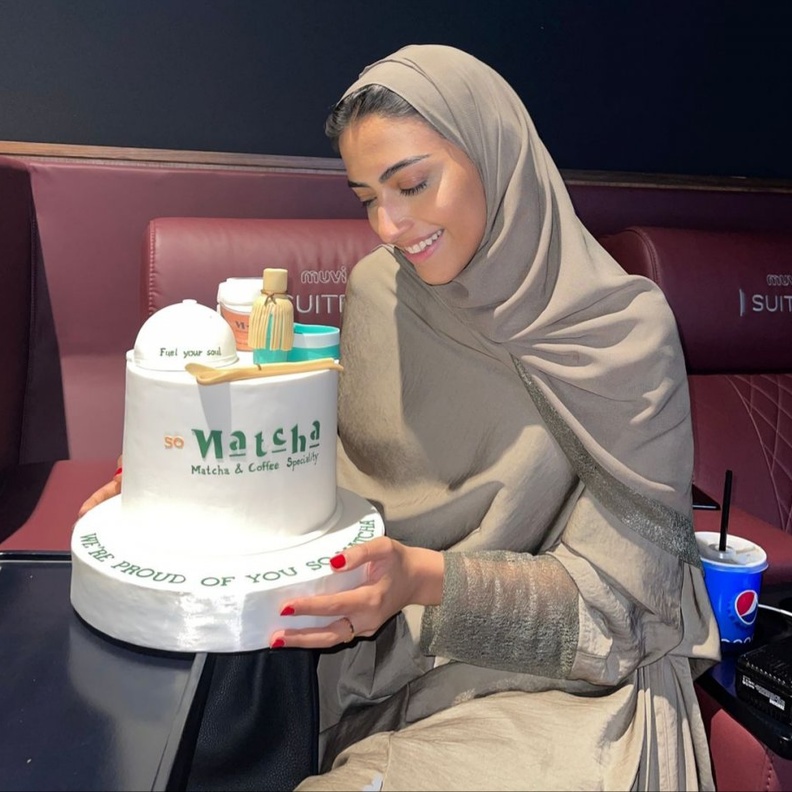 انهمار دموع يارا النملة فرحا بمفاجأة عائلتها 