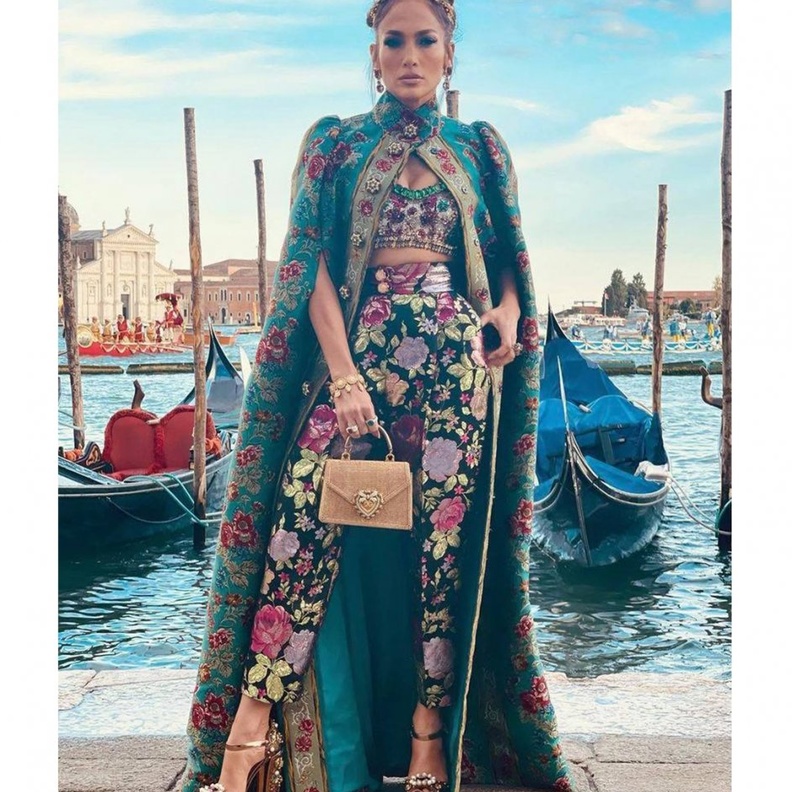 اطلالة جنيفر لوبيز مع البنطلون المنقوش وموضة الكاب