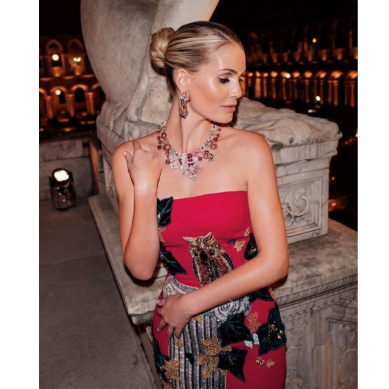 إختيار الطقم الماسي الساحر الذي تألف من عقد وأقراط منح الإطلالة لمسة أنيقة وفخمة للغاية