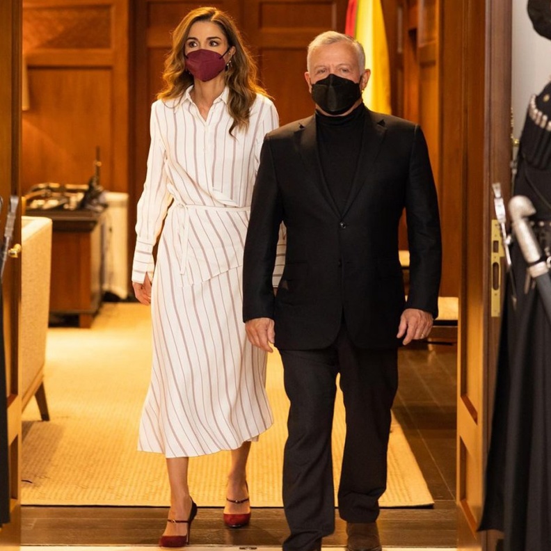 اطلالة الملكة رانيا بموضة الفساتين المقلمة والمشرقة