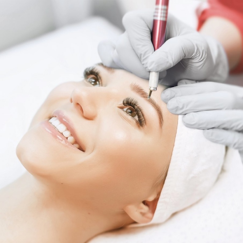 تفاصيل عملية المايكروبليدنج للحصول على حواجب جذابة