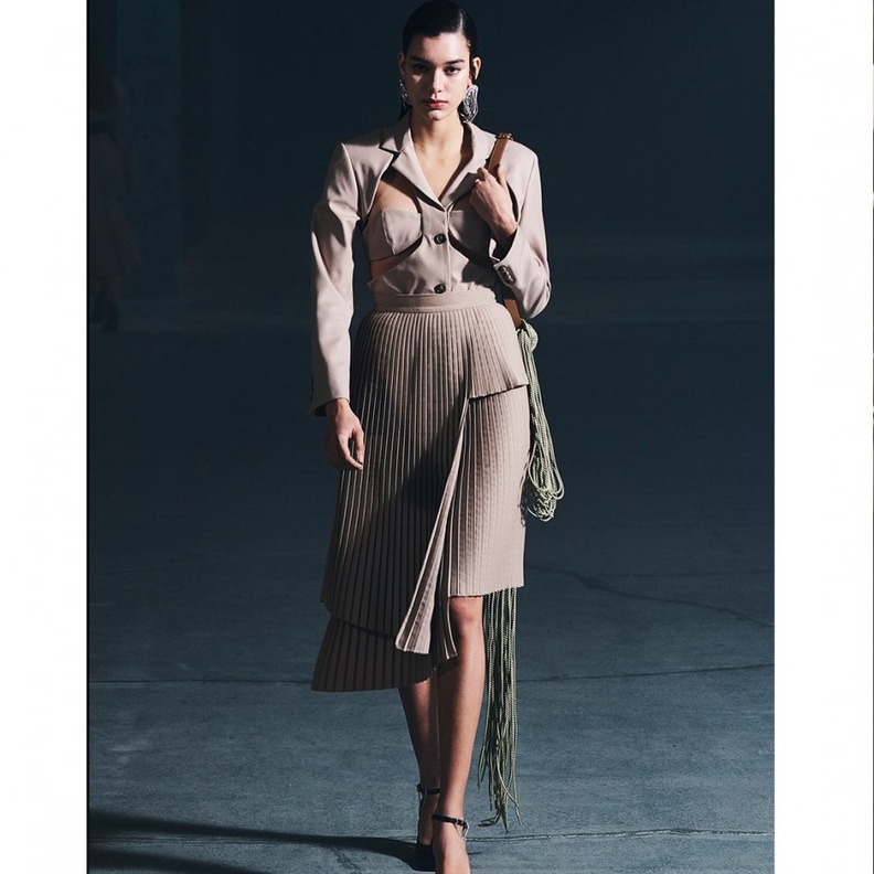 تنسيق التنورة البليسيه الهندسية مع التوبات من وحي دار Rokh