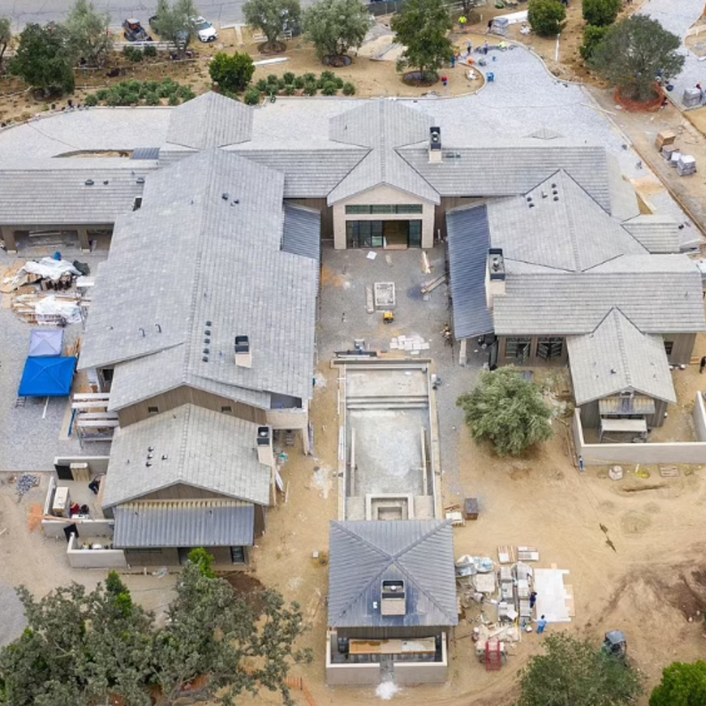 قصر كريس جينر في مجمع عائلة كارداشيان