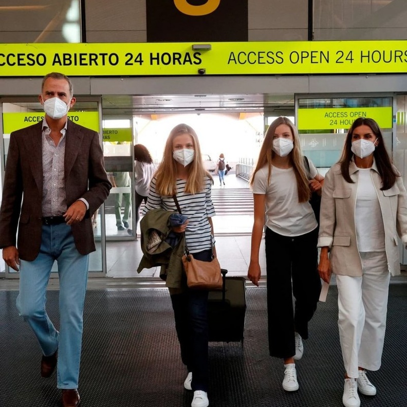 ملك وملكة إسبانيا يودعان ابنتهما الكبرى في المطار قبل سفرها إلى ويلز 