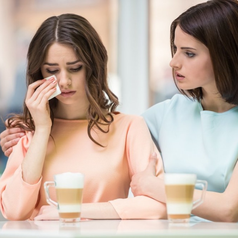 كيف تتعاملين مع صديقتك الحزينة