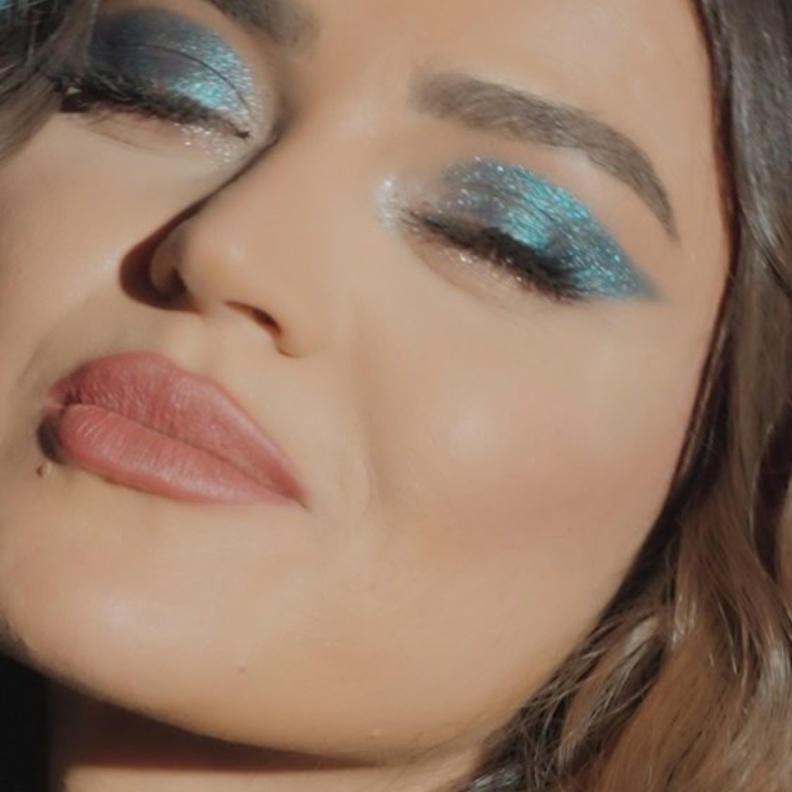 خطوات تحويل المكياج النهاري الناعم إلى مسائي مع لين أبو شعر 