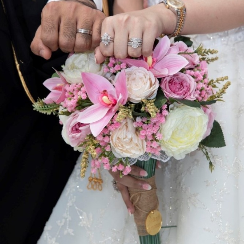  تصوير عروسين بكاميرا المصورة السعودية ورد آل عزاز