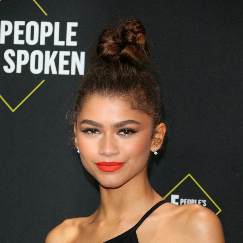  تسريحة كعكة الشعر مع المكياج الأنثوي الجريء