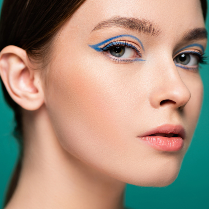 الكحل الأزرق لإطلالة ملفتة وعصرية