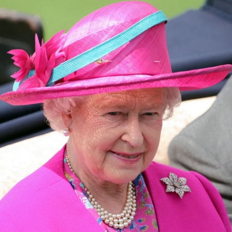  بروش The Six Petal Diamond Flower Brooch الذي اختارته الأميرة إلأيزابيث لإعلان خطوبتها